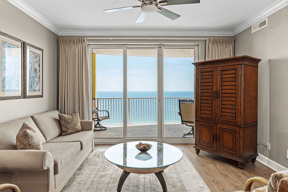 Bahama Breeze by Avantstay Gulf Front, 2 Pools, Beach Chairs Included!