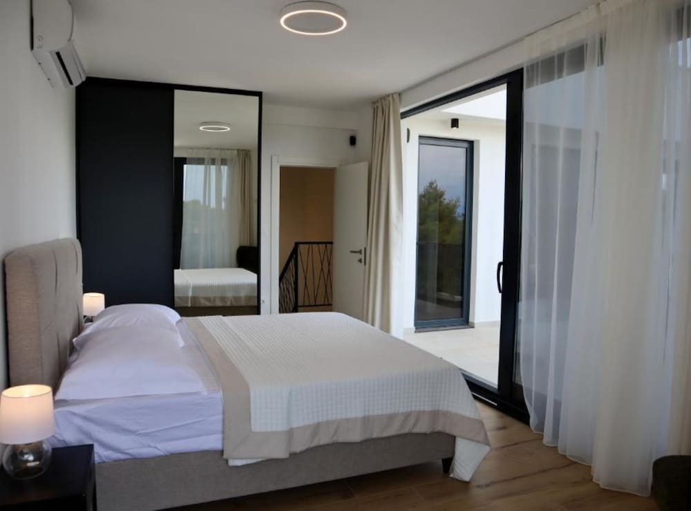 Sunset Villa Aves With Pool, Gym and Sauna