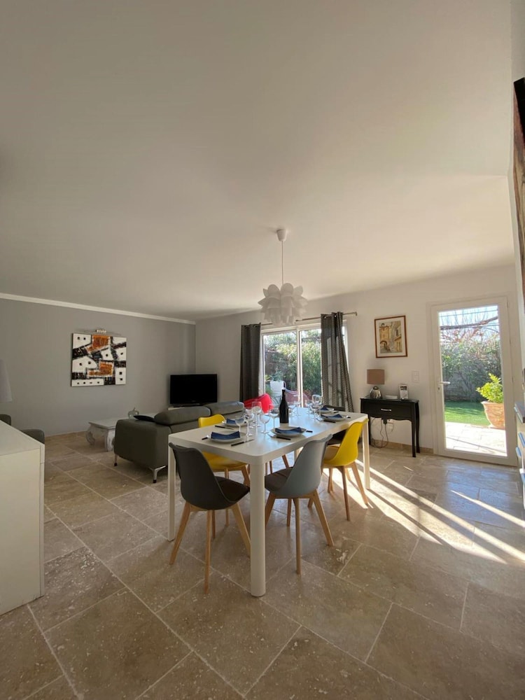 Sun-kissed Villa in Lirac