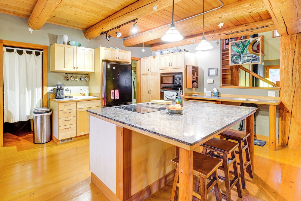 11 Mi to Olympic NP: Port Angeles Retreat w/ Deck
