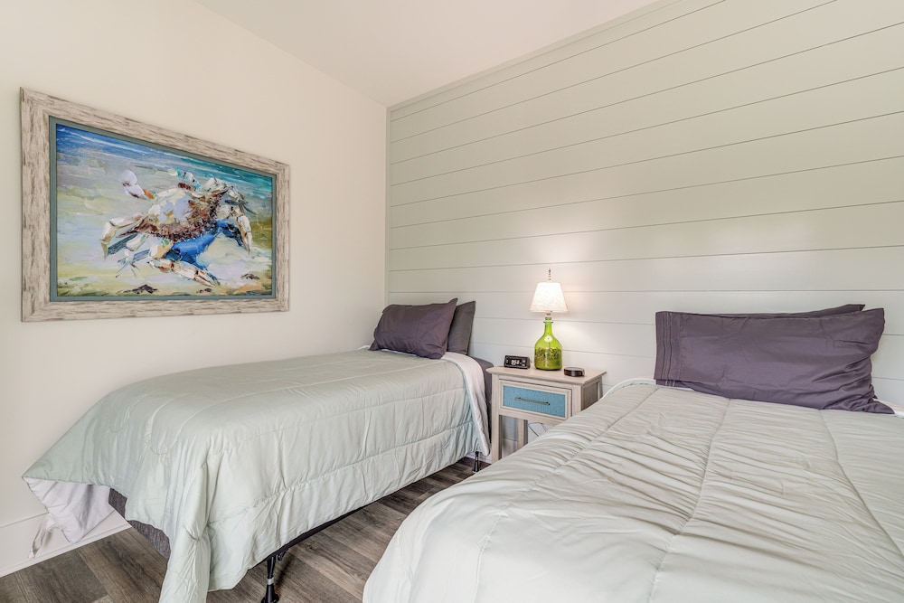 Walk to Beach: Southern Shores Retreat w/ Hot Tub