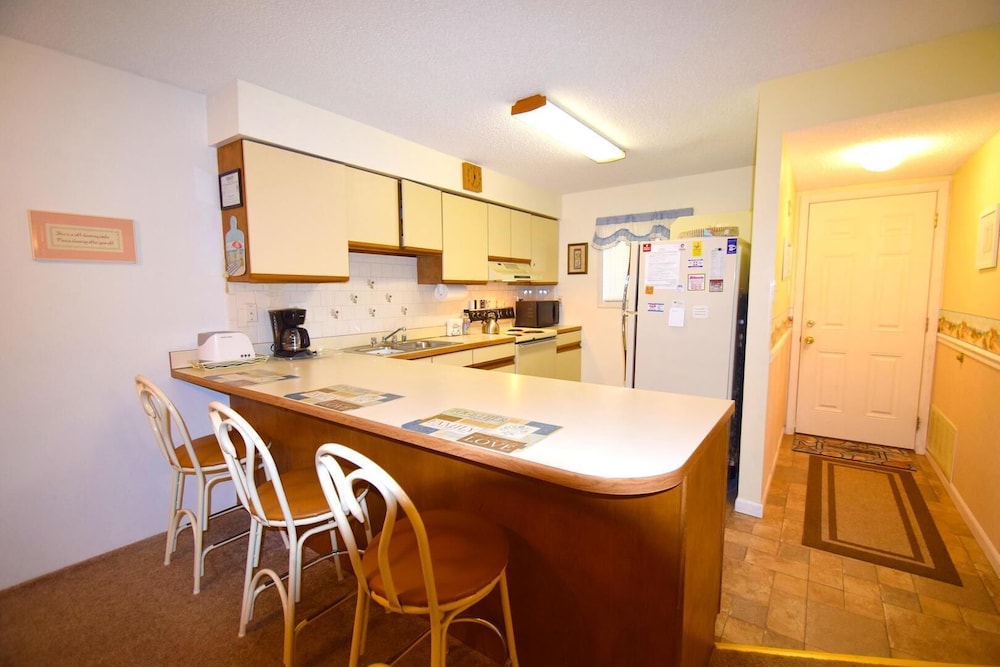 Blaire Isle 101N 2 Bedroom Condo by RedAwning view 3