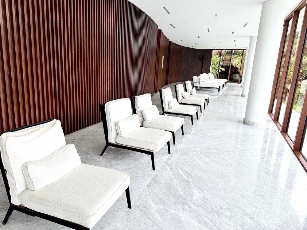 Luxury 2BR Bolongo Ocean View Private Beach