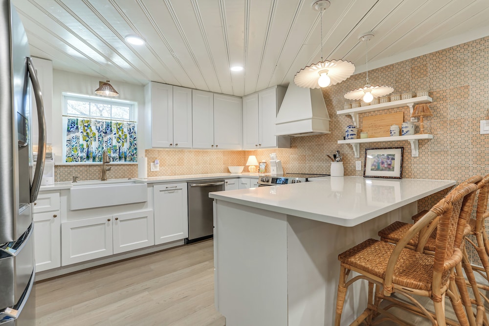 Walk to Lake Texoma: Kingston Retreat w/ Deck!