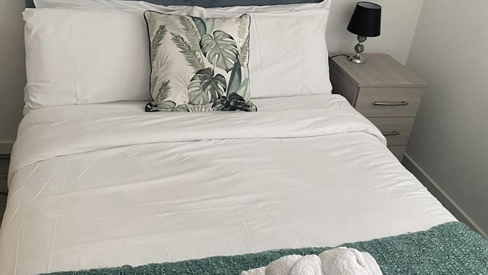 1br-sleeps3-parking-nearcitycentre-shoppingcentre view 3