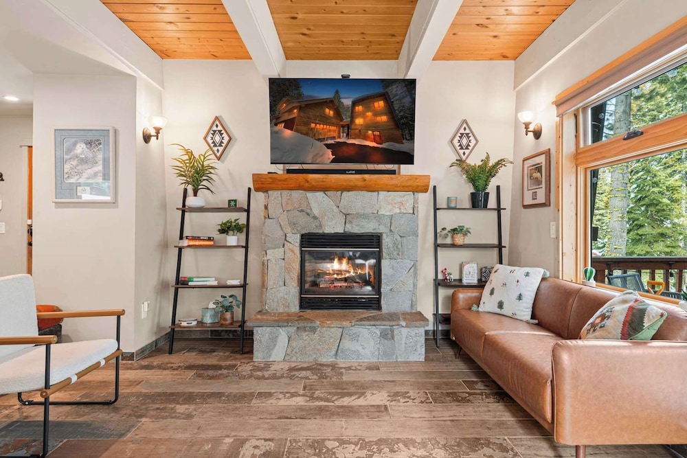 Tahoe City Retreat For 8!