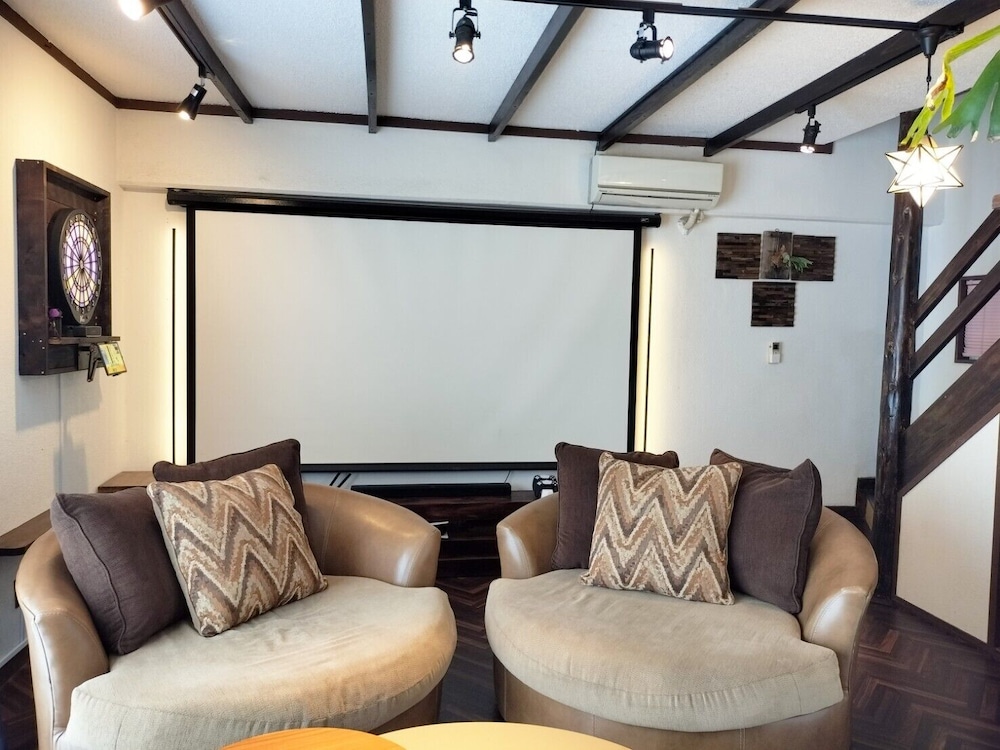 CINEMA RESORTS 1