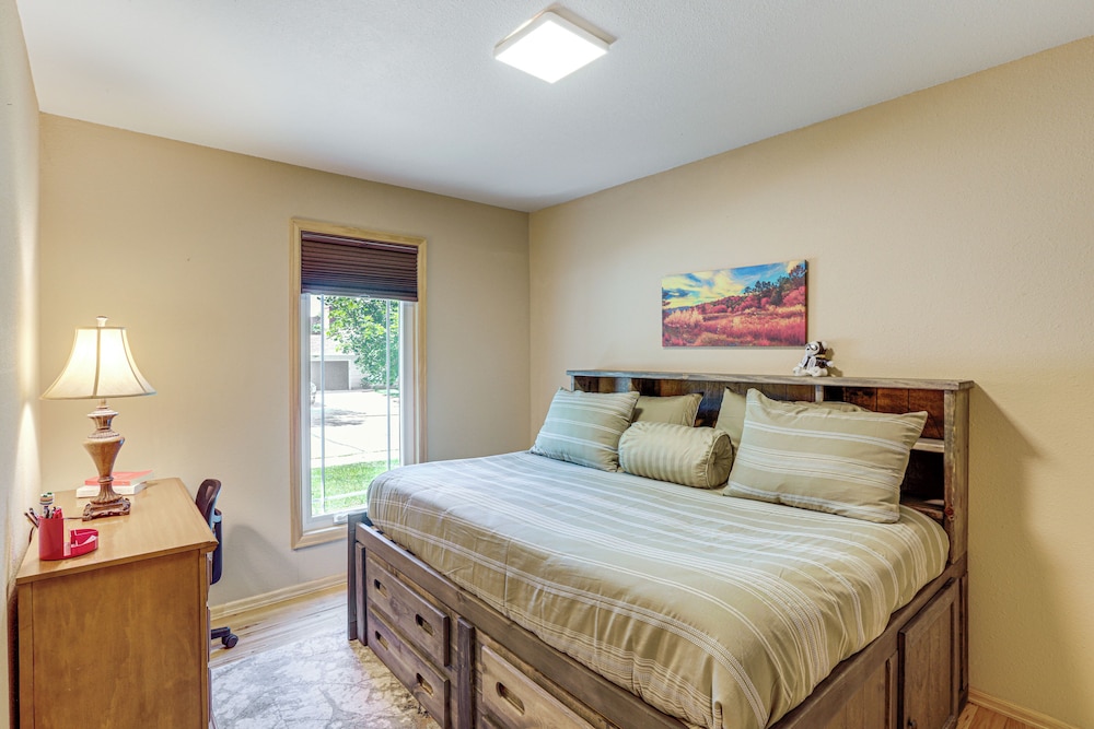 Pet-friendly Retreat w/ Fenced Yard in Aurora