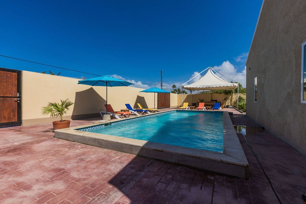 King Size Bed Studio w Pool Close to Beaches