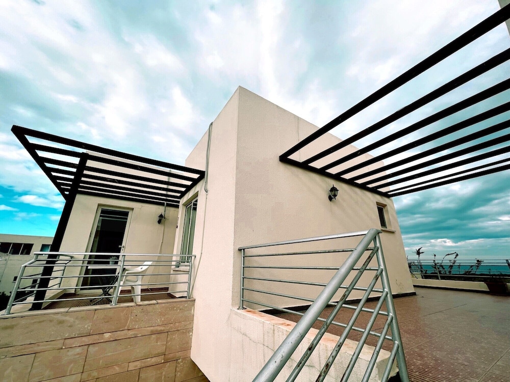 Flat With Roof Terrace and Sea View in Kyrenia