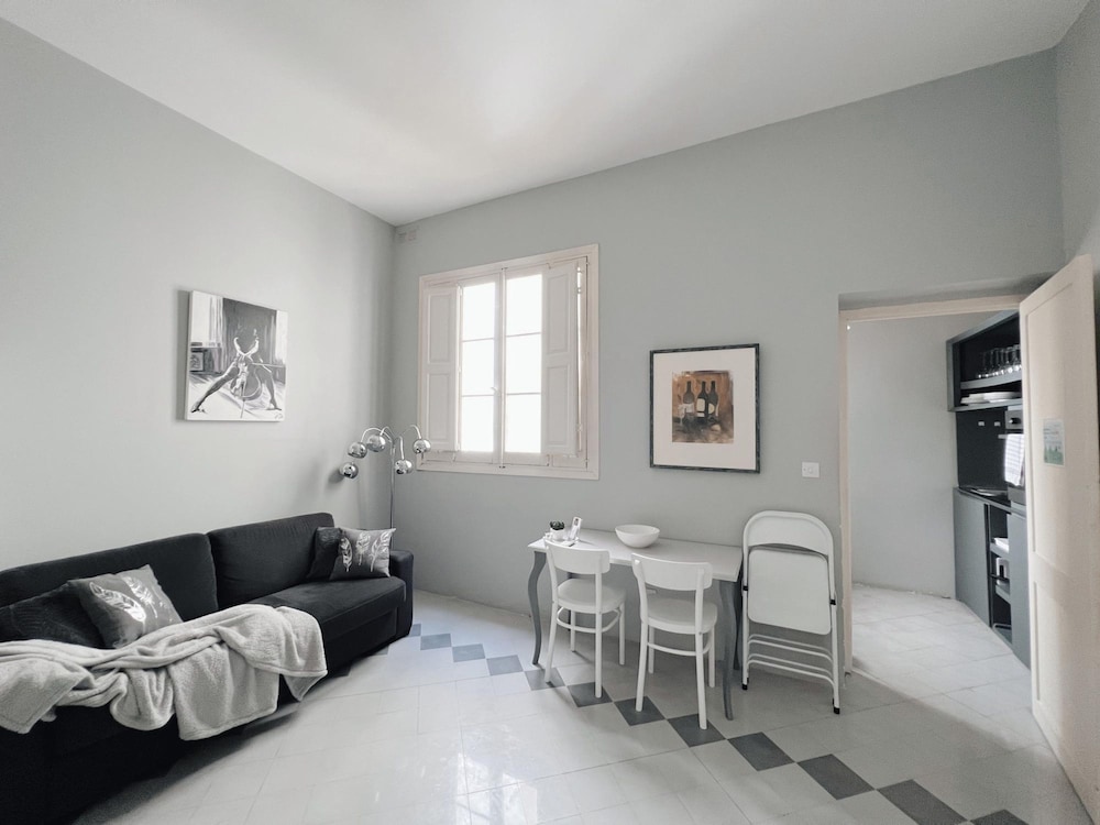 Spacious 1BR Apartment on Charming Street