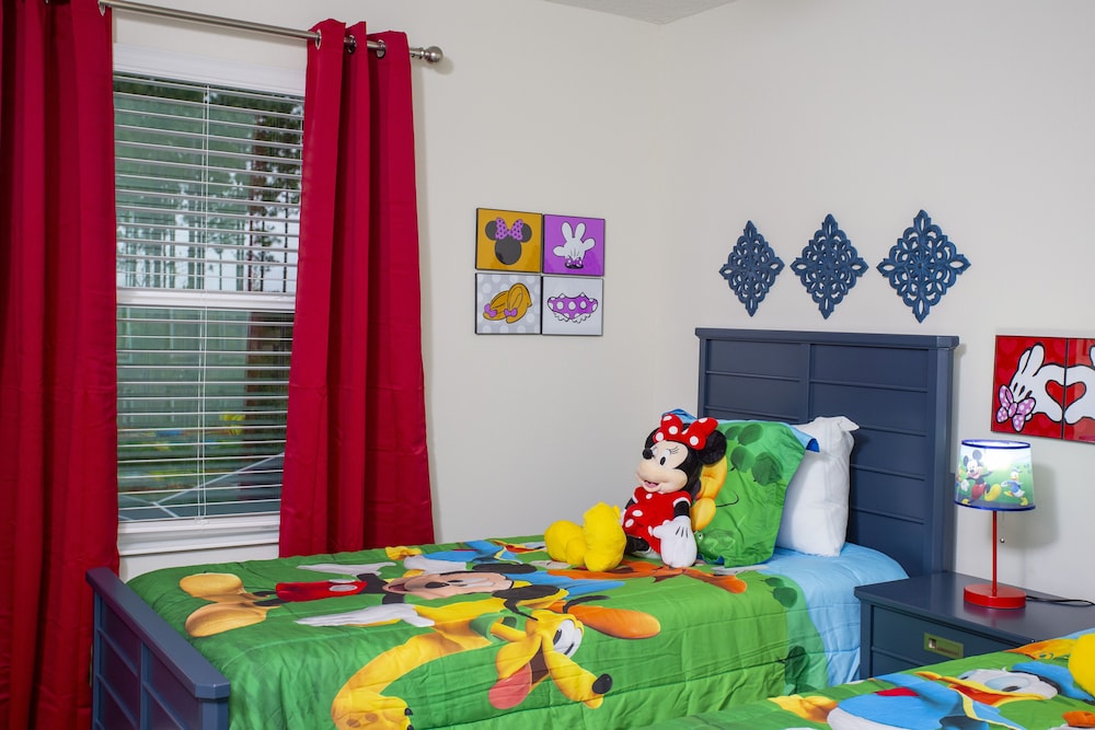 Marvelous 4 Bd w/ Pool Close to Disney 218
