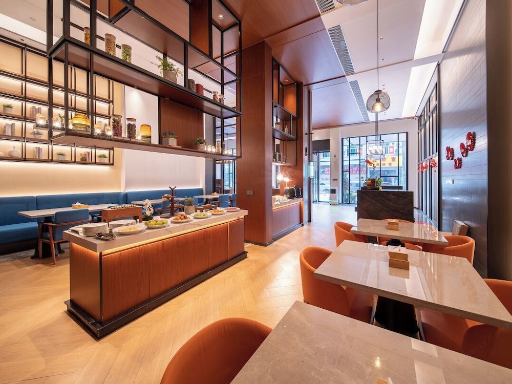 Trendy Romantic Hotel Guangzhou Panyu Qiaonan Aoyuan Plaza Branch - Free Deliver Service to Canton Fair Complex During Canton Fair Period