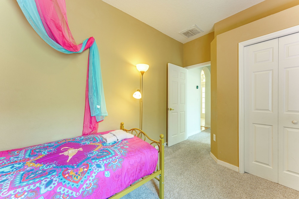 Walk to Tower Lake: Family Home in Gated Community