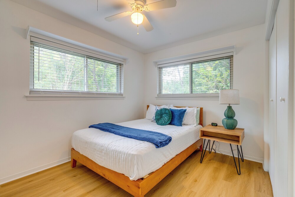 Walk to UT Austin! Charming Duplex w/ Game Room