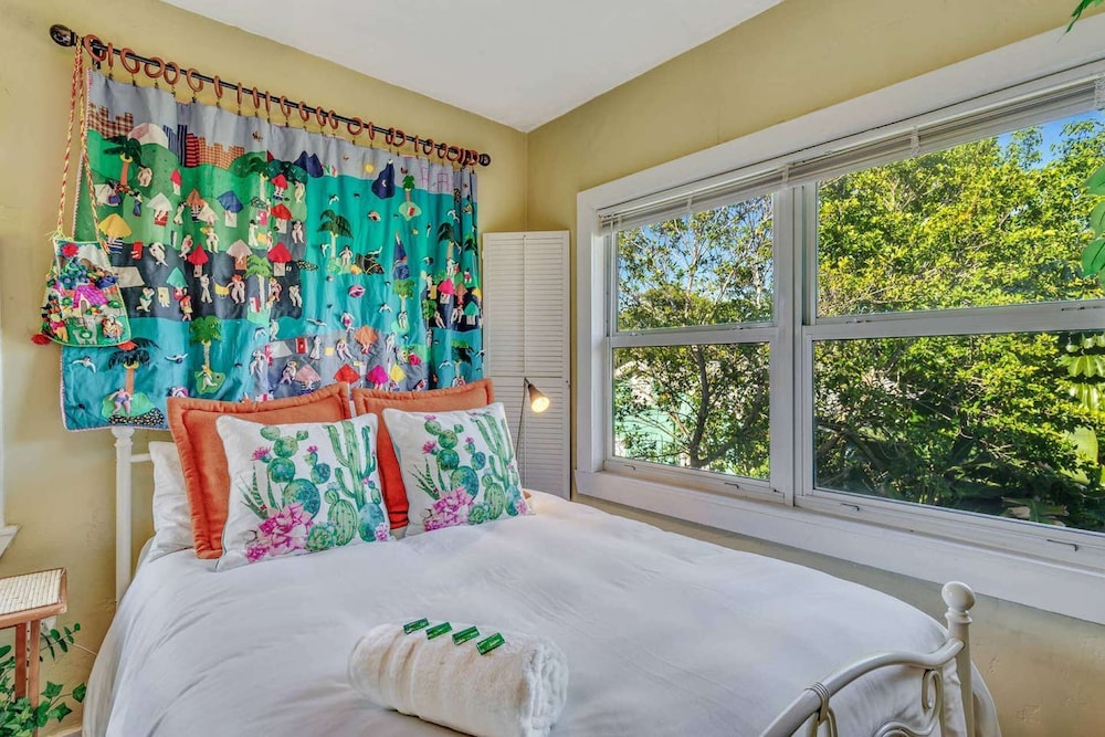 The Secret Garden Home Close to Beach, Shops, Restaurants, Pet Friendly, Close to Lucerne Ave! view 4