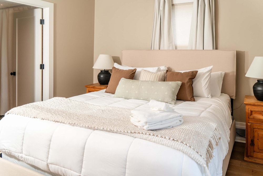 Magnolia Manor - Remodeled Home Near Downtown