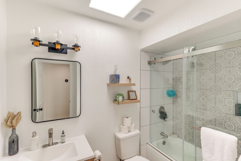 Poolside Relaxation: Group-friendly Home in Havasu