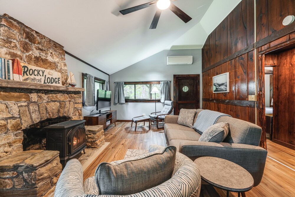 Walk to Barrett's Park: Wooded Cabin w/ Grill!