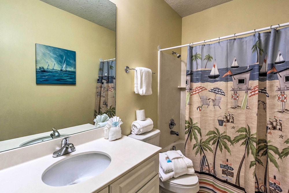 Beachfront Condo w/ Resort Amenities & Ocean Views
