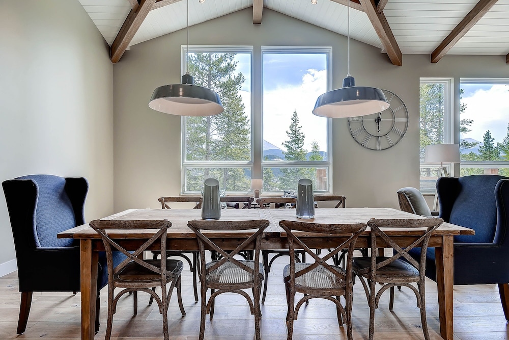 Sunrise Ski Haus 4 Bedroom Home by RedAwning