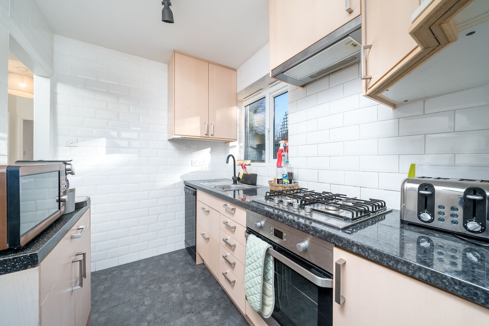 Madika Homes Stunning 2-bed Apartment in Edgware