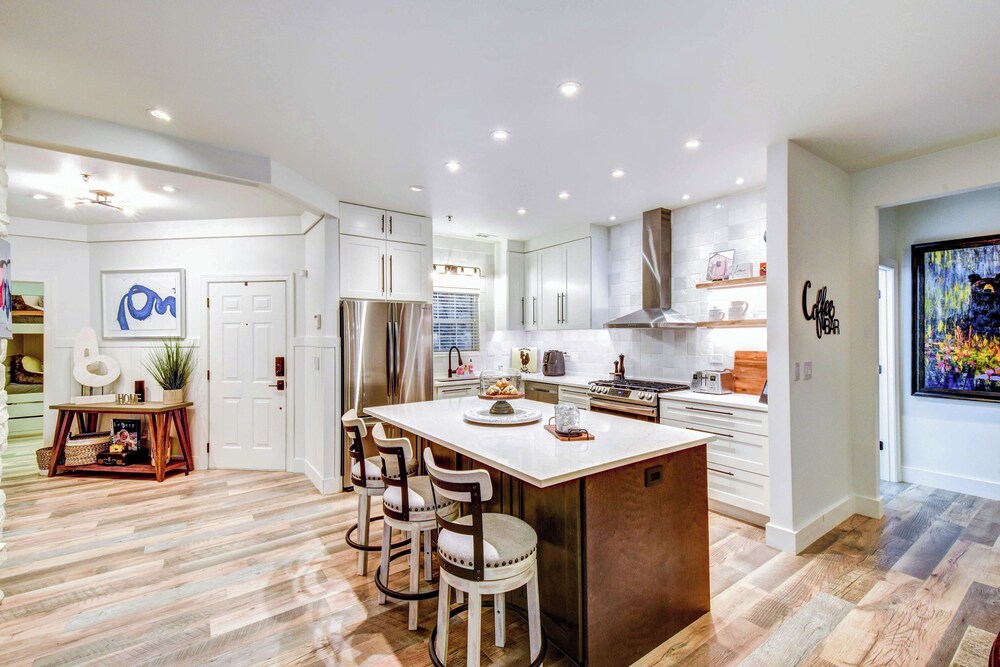 Modern Condo + Golf Course View, Near Hiking!