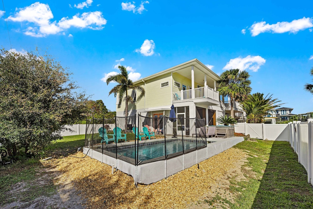 Perfect Beach House 2min Walk With Heated Pool and Hot Tub 4 bed 3 Bath With Pet Friendly