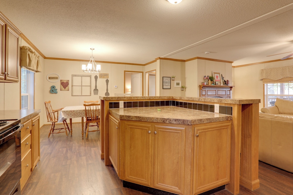 Greers Ferry Lake Access: Cabin w/ Boat Slip!