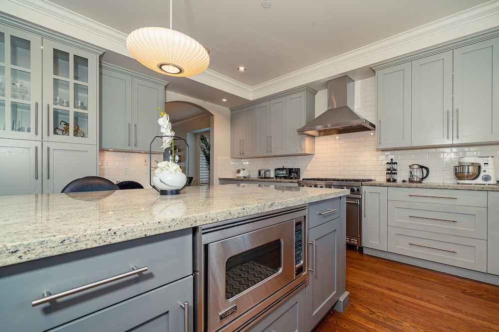 Elegant & Cozy Escape West Vancouver