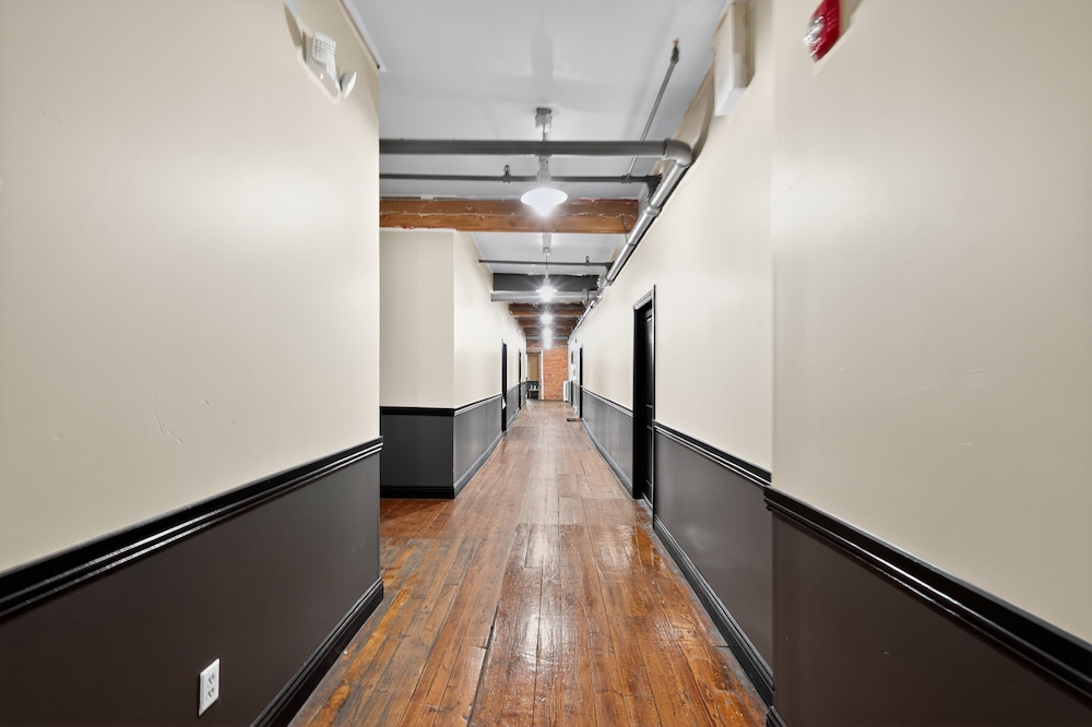 Beautiful 'rose Themed' Loft Near Downtown Detroit 1 Bedroom Apts