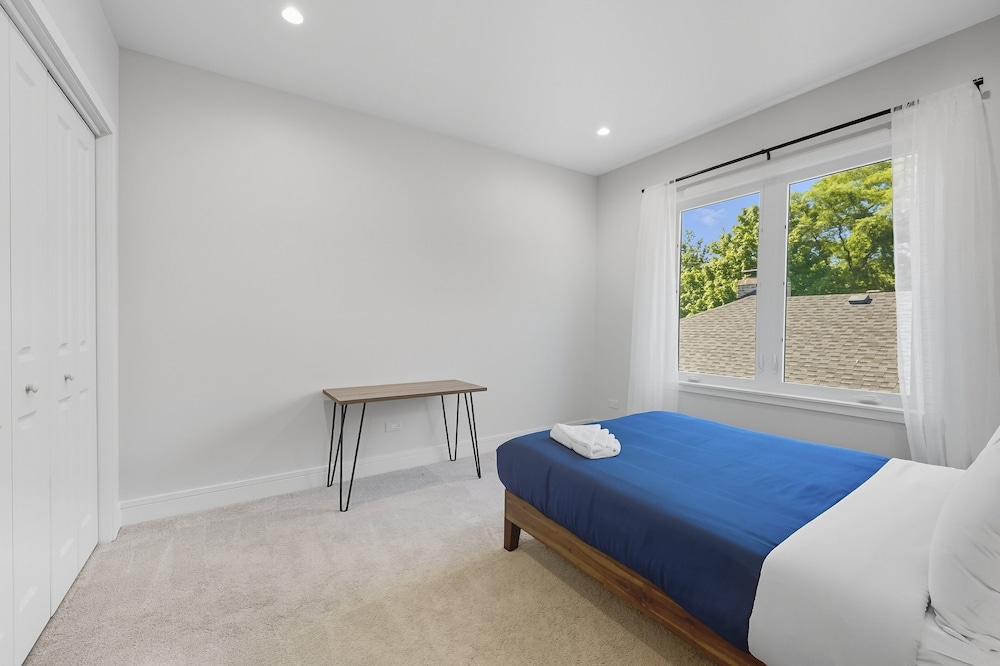 Bright Modern 3bed 2.5bath Evanston Home W/parking 3 Bedroom Home