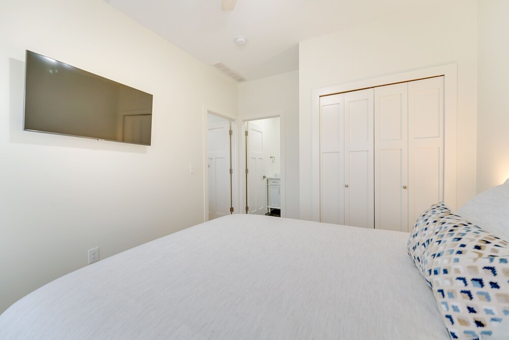 St Clair Apartment - Walk to River & Boardwalk! view 4