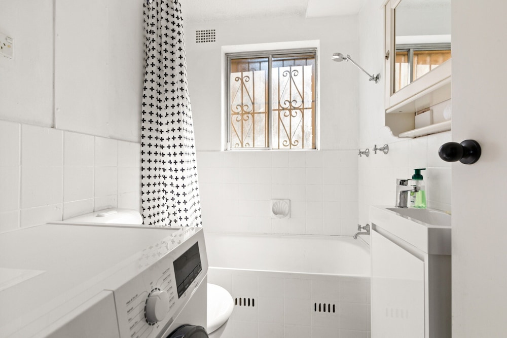 Convenient Studio in Trendy Inner-city Suburb