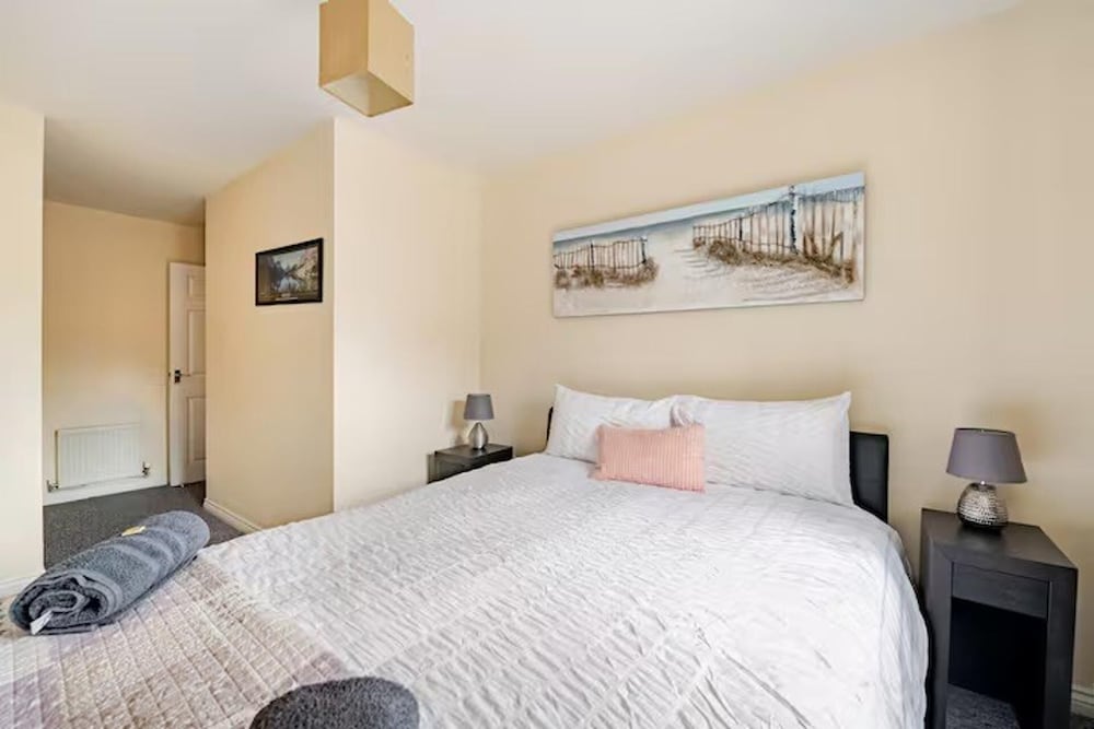 2 Bed Flat - Sleeps 4 - Pets - Parking - Garden