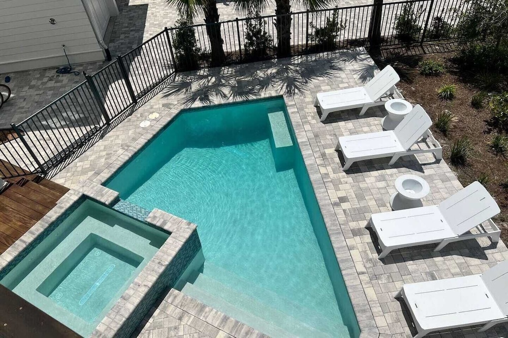 Sunset Pointe 30A by Avantstay Gulf Views, Carriage, Pool