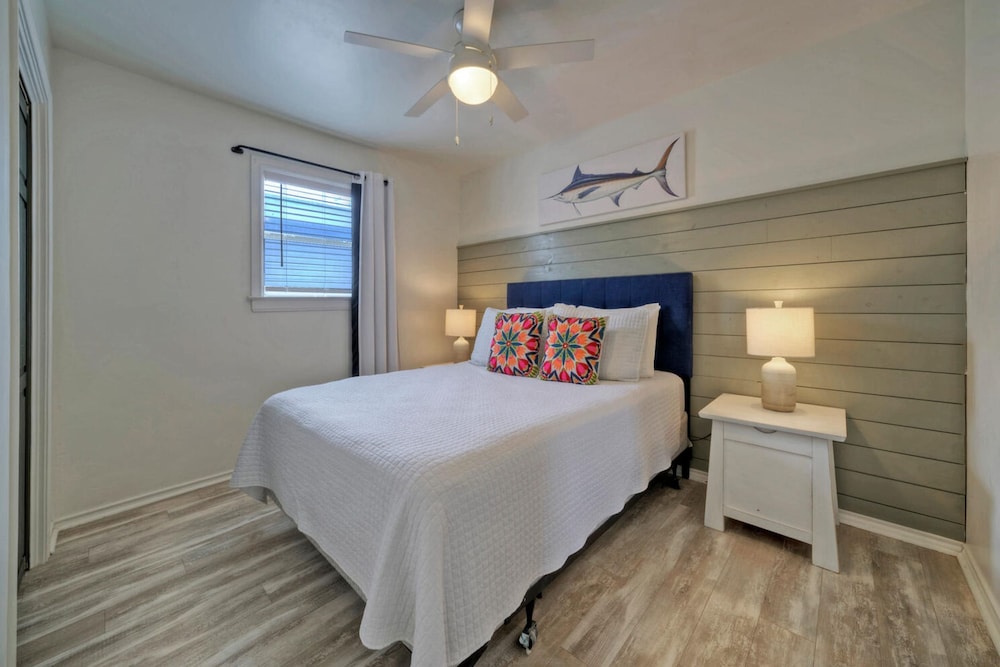 Dual Port A Cottages 2 Complete Homes Walk to the Beach Patio Fully-equipped Kitchens