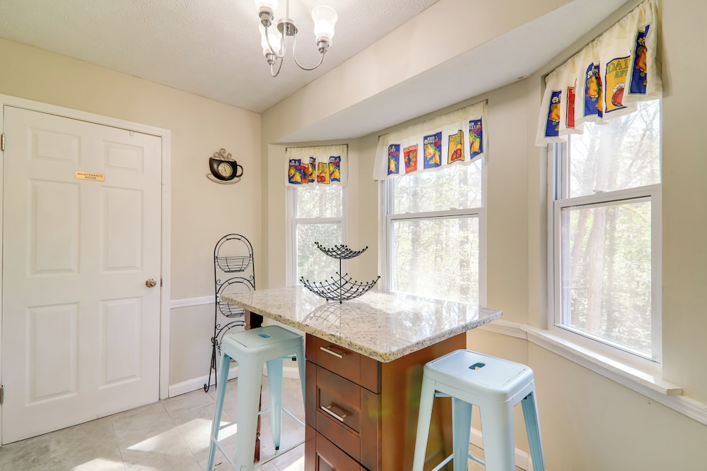 6 Mi to Stone Mtn Park: The Forrest Home w/ Deck