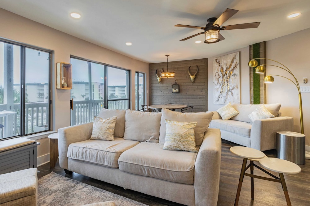 2 Condos, Steps to the Beach Pool+hot Tub, Balcony Lounge Triton & Sea Haven