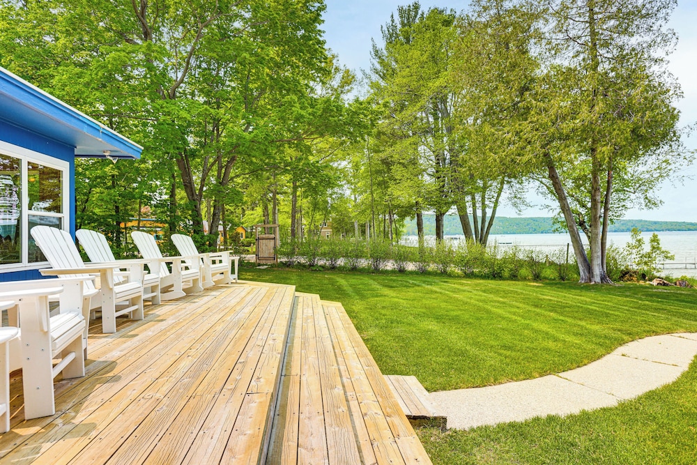 Autumn Escape on Glen Lake: Waterfront Cottage!