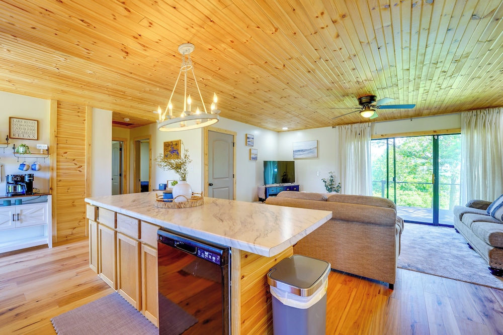 Near Table Rock Lake: Family Home w/ Deck & Views