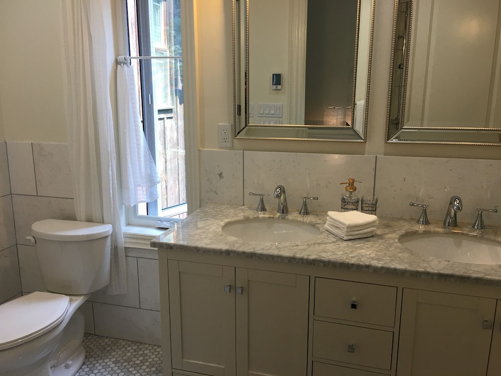 Beautiful 4BR Downtown House, Sleeps 10