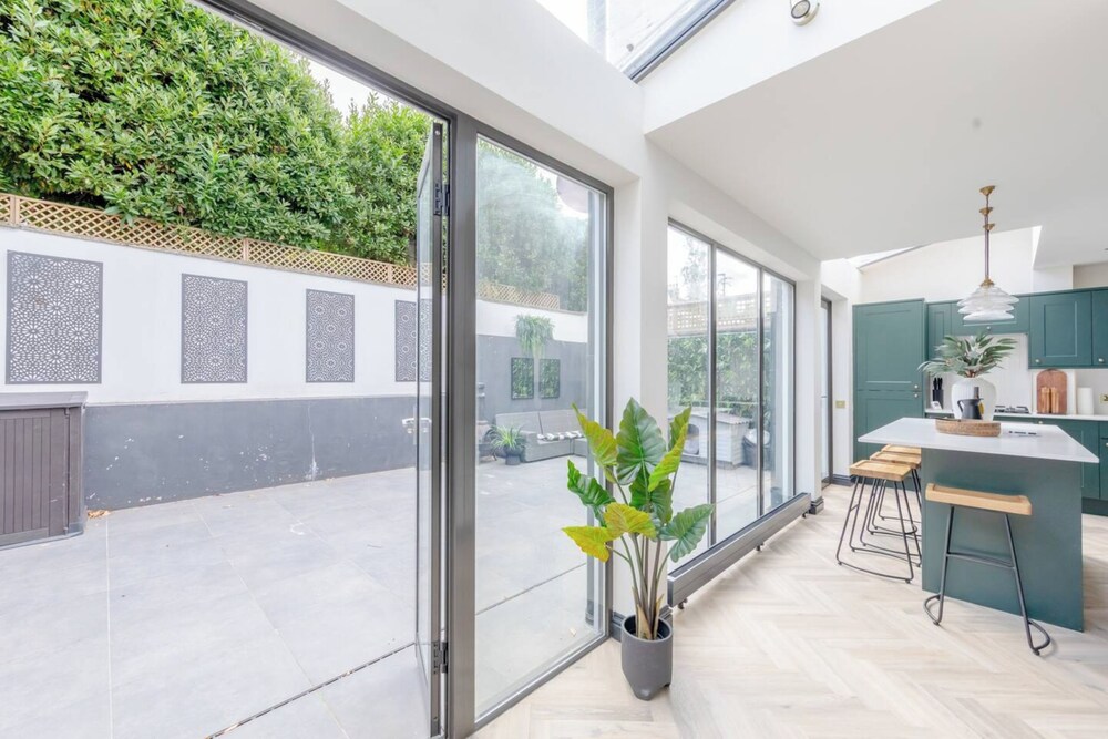 Contemporary Elegance - 2BD Flat, Clapham!