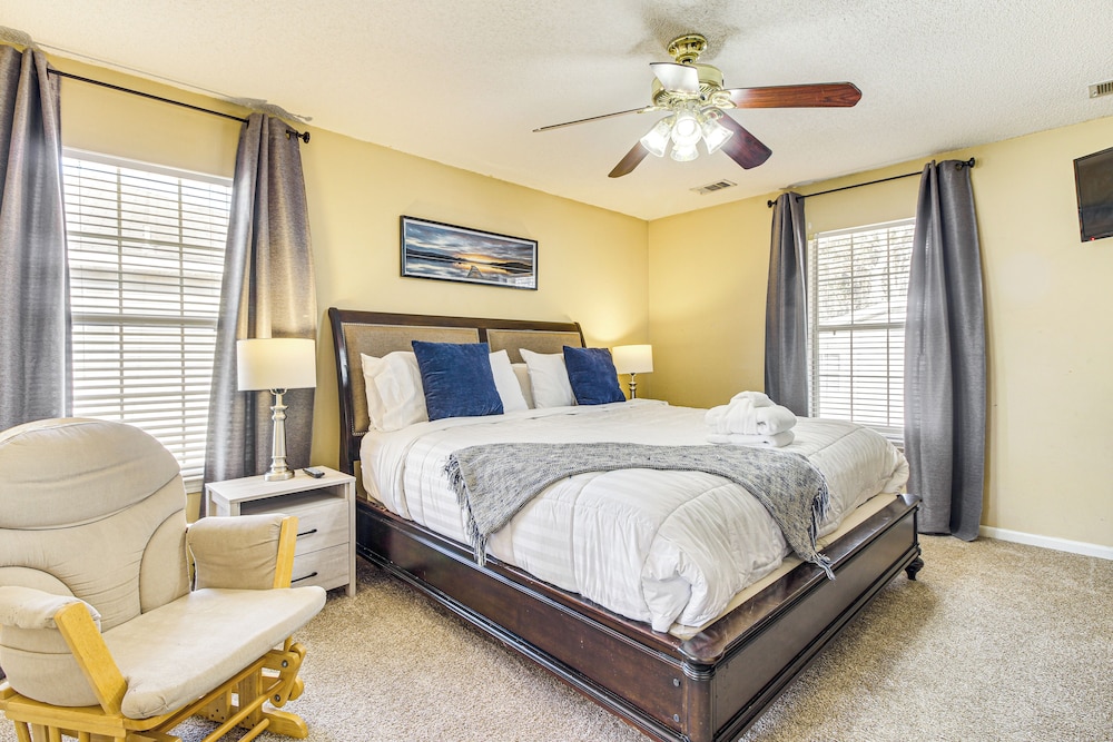 3 Mi to Hunter Army Airfield: Home w/ Serene Deck