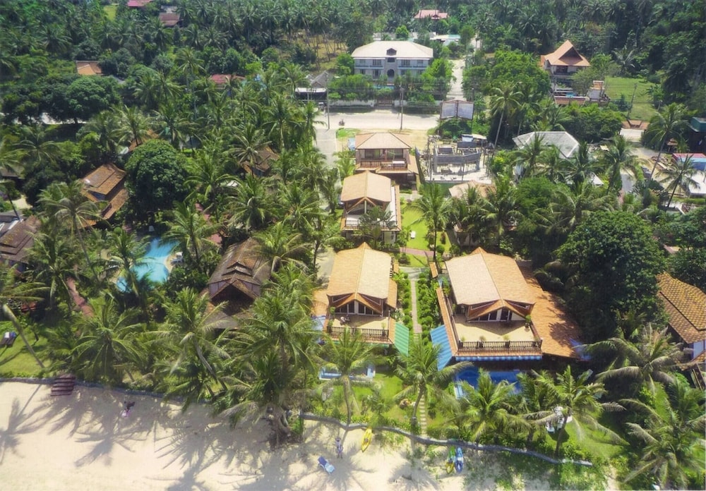 Beachfront Oasis With Private Pool and Jacuzzi on Samui's Bang Por Beach