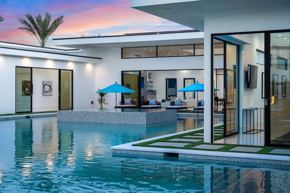 Sleeps 20 Spacious Retreat Pool & Hot Tub Retreat Bravo Villa #4 by Avantstay