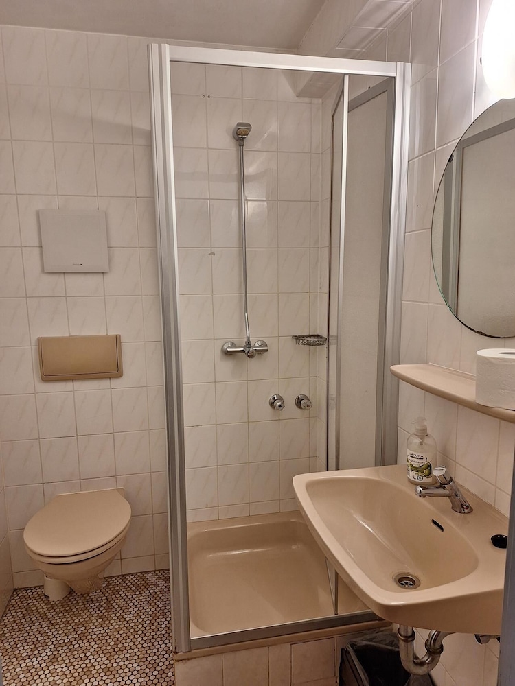 2-Rent Group Hostel Rooms AUB162