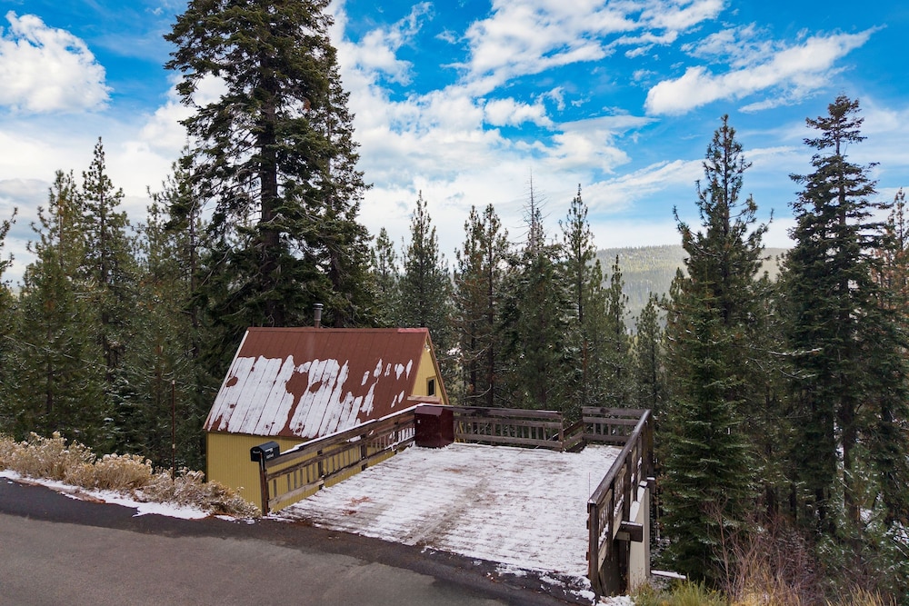 Sierra at Donner Lofted Cabin Minutes to Lake A-frame-inspired Design Deck