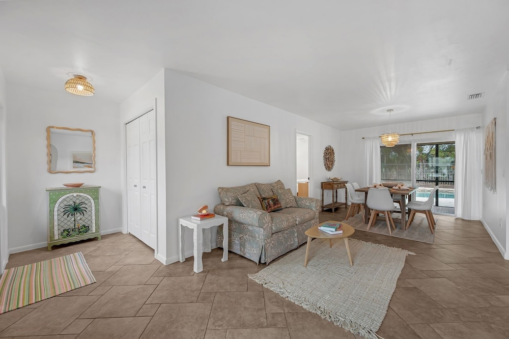 Naples Henrie Hideaway - Private Pool, Pet Friendly 12 Mins From Beach & Downtown 3 Bedroom Home