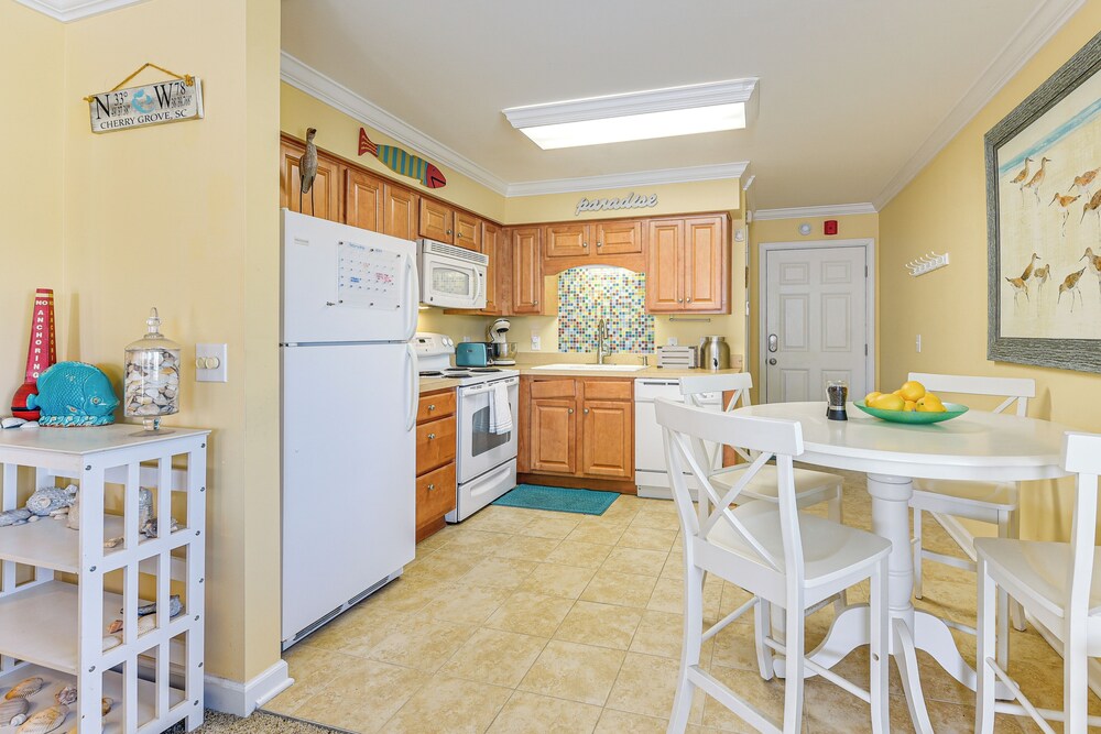 Steps to Beach: NMB Condo w/ Balcony & Pool Access